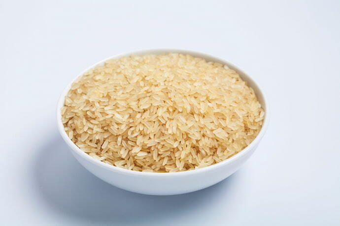 Pote redondo com arroz parboilizados.