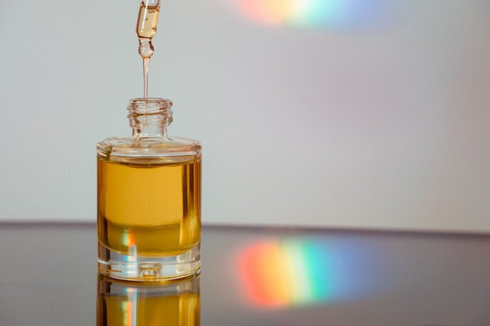 Embalagem de óleo de rícino com reflexos de luz.
