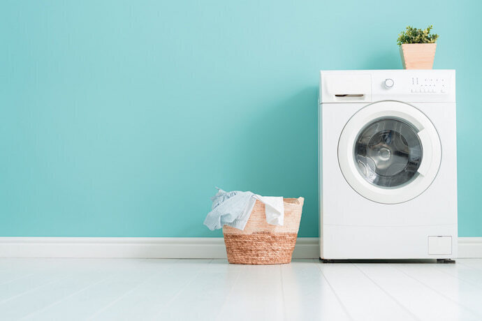Máquina de lavar lavando roupa colorida.