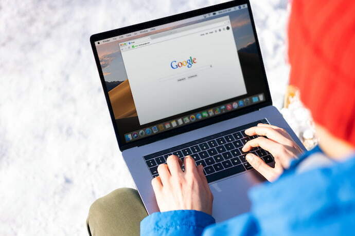 Pessoa usando notebook com o google chrome aberto