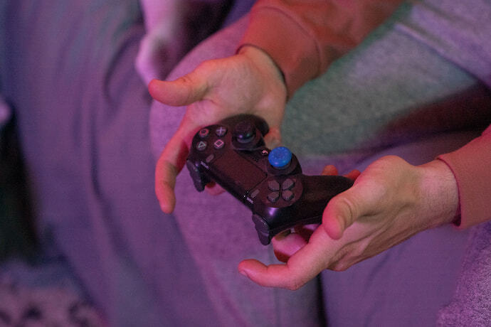 Mão segurando controle de videogame