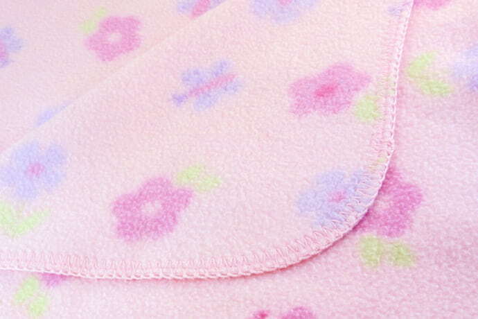 Cobertor para bebê rosa com flores.