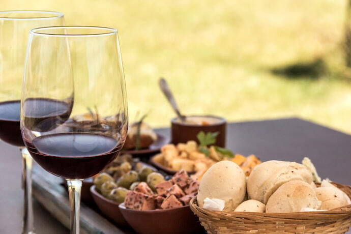 Taças de vinho e comidas