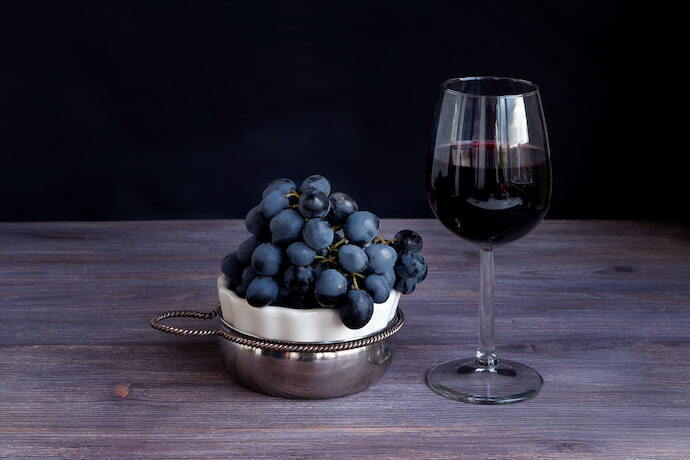 Taça de vinho e cacho de uva
