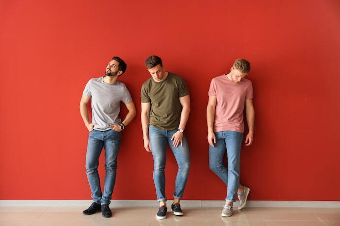 Homens vestindo calças jeans slim