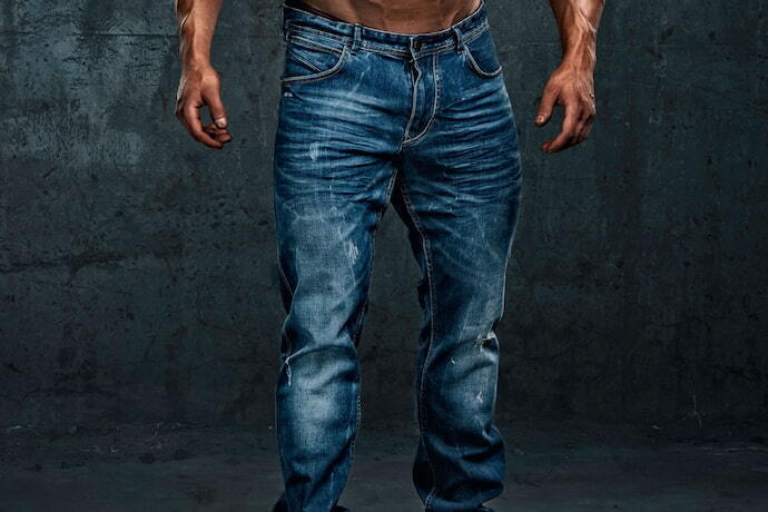Homem vestindo calça jeans