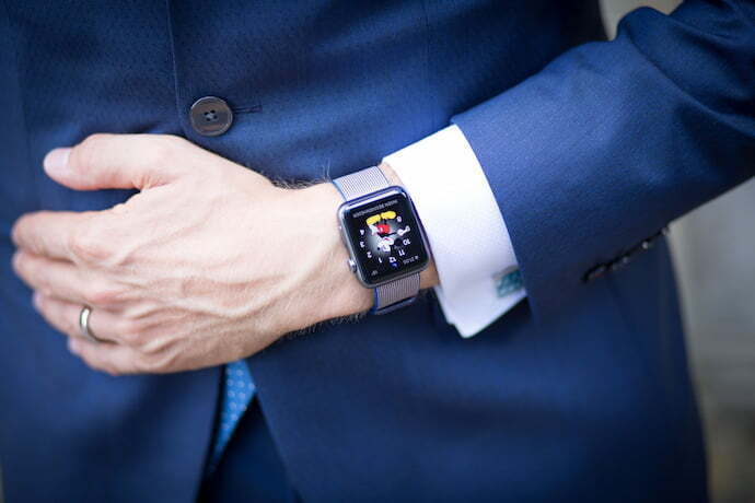 Empresário usando smartwatch. 