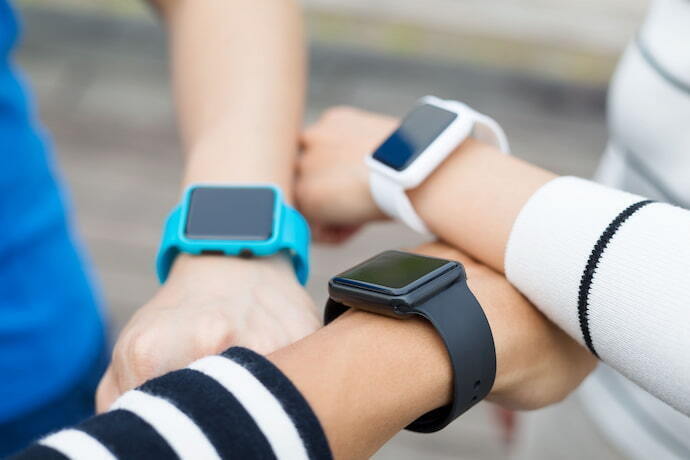 Grupo de amigos usando smartwatch.