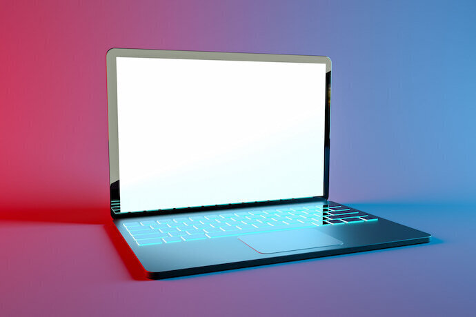Notebook com tela branca e luz de fundo azul e vermelha