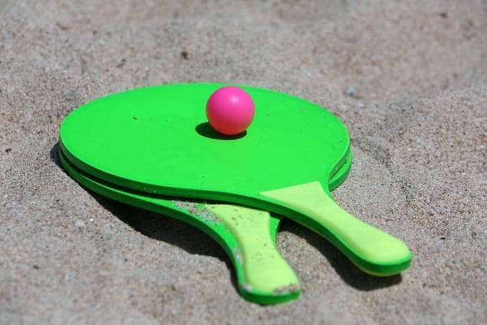 Raquetes de Beach Tennis verdes com bolinha rosa.
