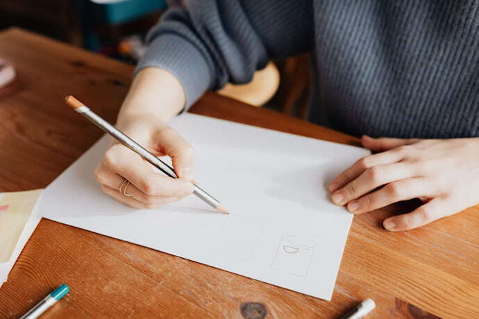 Pessoa desenhando em papel
