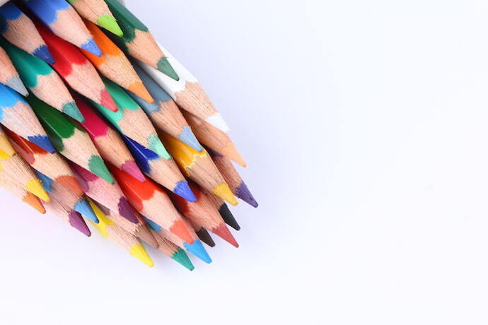 Lápis coloridos em fundo claro