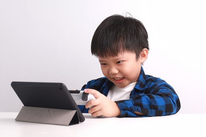 Criança brincando com o tablet