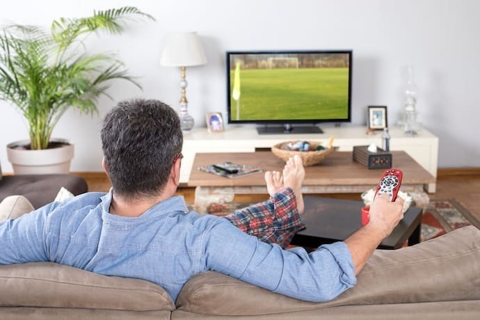 Homem assistindo futebol em TV Philco.