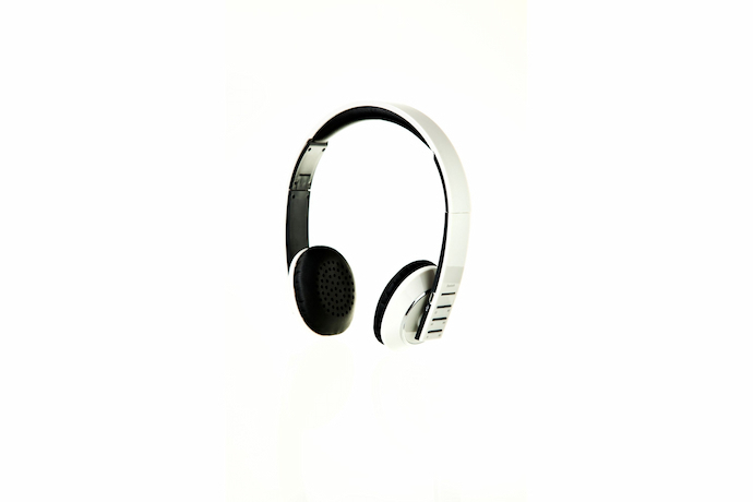 Headphone Bluetooth branco e preto.