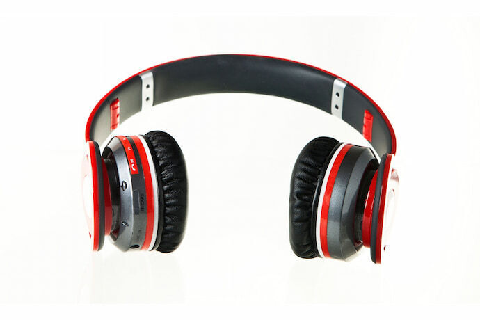 Headphone Bluetooth cinza e vermelho.