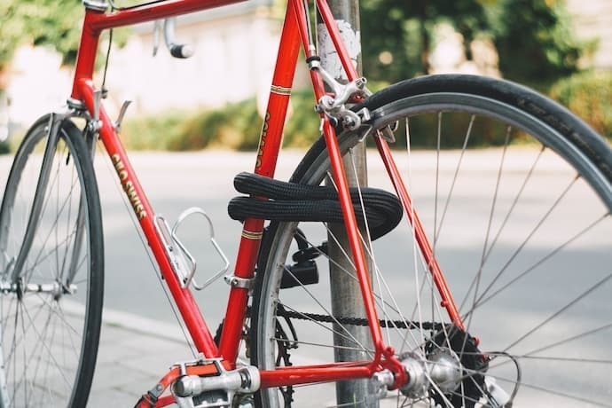 Bicicleta vermelha presa.