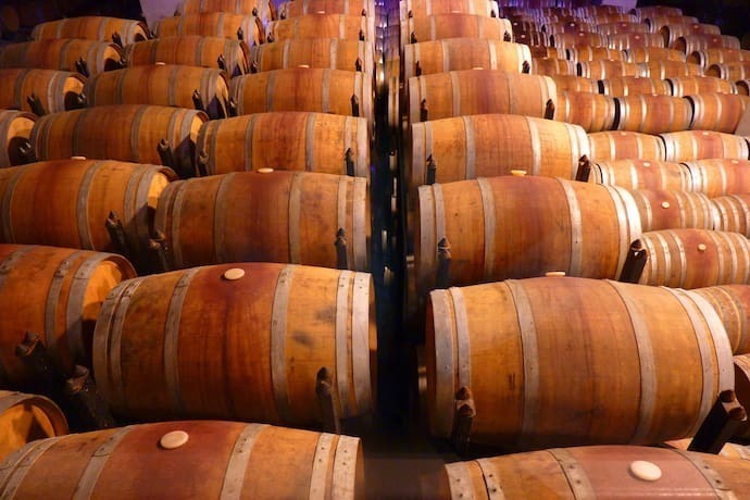 Barris de vinho em um grande cômodo