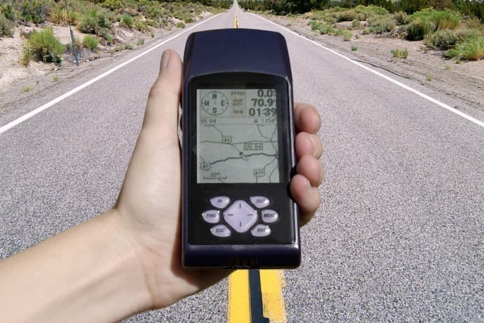 Pessoa mostrando um GPS