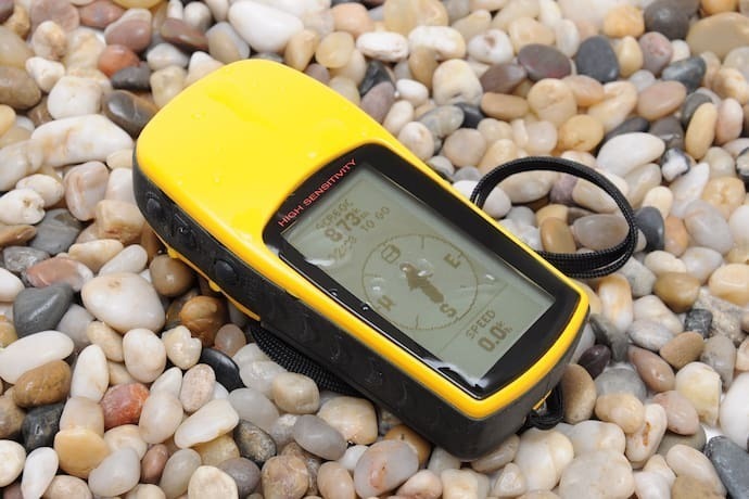 GPS amarelo sobre chão de pedras