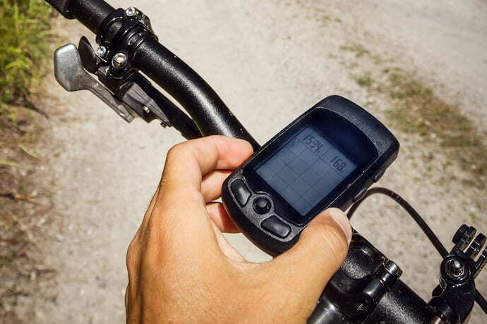 Pessoa mexendo em GPS enquanto anda de bicicleta