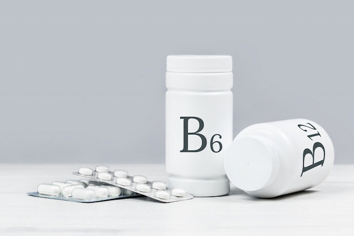Cápsulas de vitamina B6 e B12.