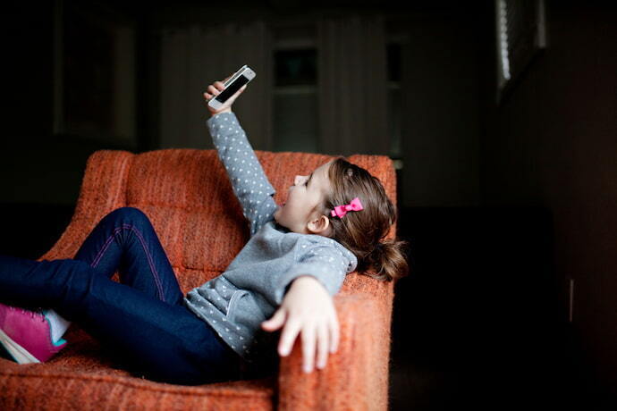 Criança usando celular