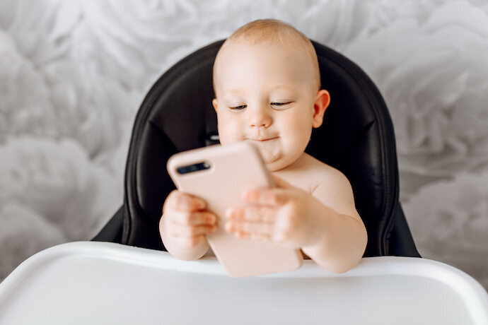 Bebê usando celular