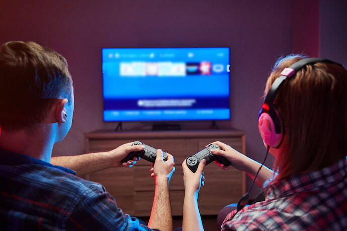 Duas pessoas jogando videogame