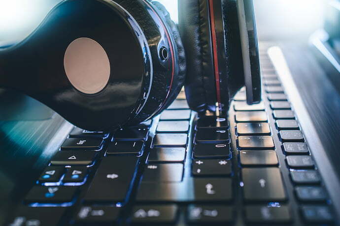 Teclado de notebook e headset