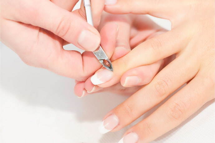 Manicure removendo cutículas