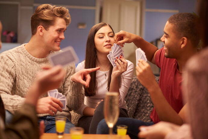 Grupo de pessoas jogando cartas