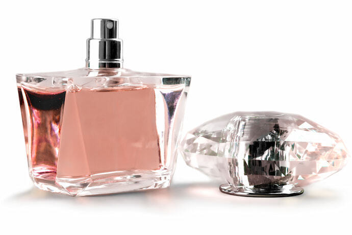 Perfume com frasco aberto