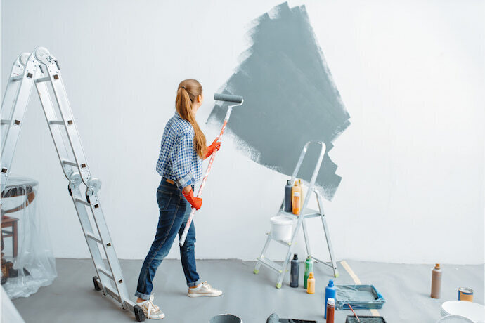 Pessoa pintando a parede com tinta antimofo