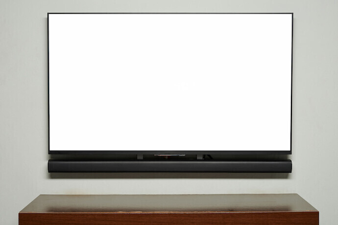 TV grande com tela branca