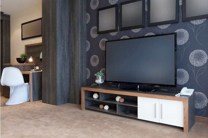 TV grande em sala de estar