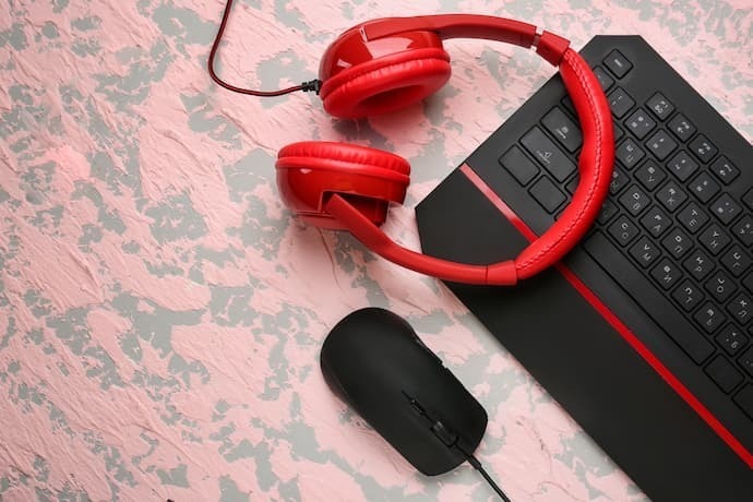 Headset gamer vermelho com fio
