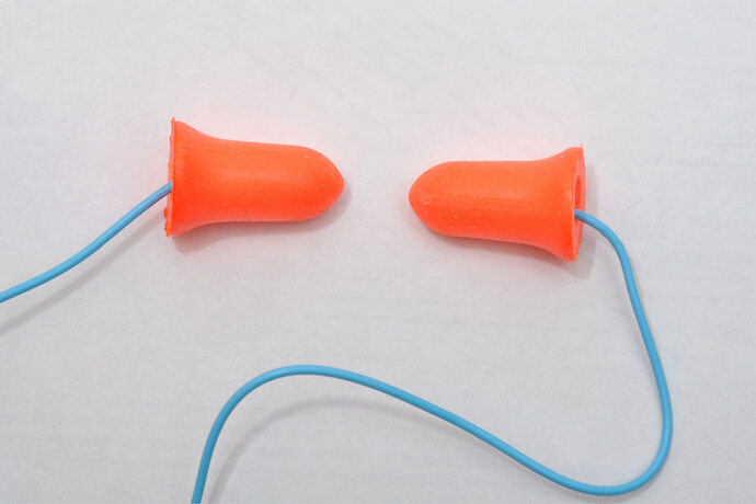 Protetor auricular laranja com fio azul