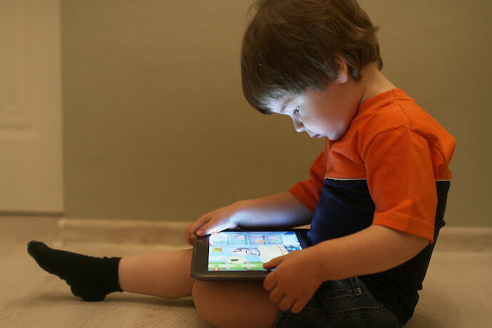 Criança usando Tablet