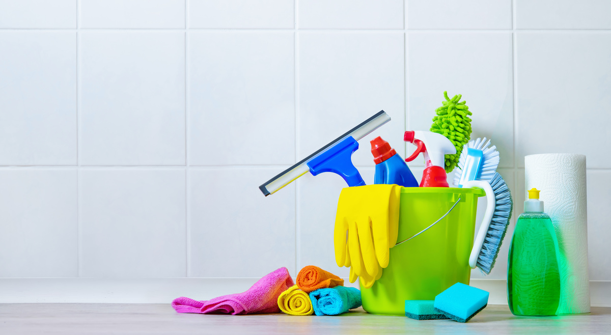 Materiais de limpeza como baldes, rodo, escova sanitária, luvas, esponja, etc.