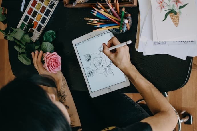 Mulher desenhando em iPad