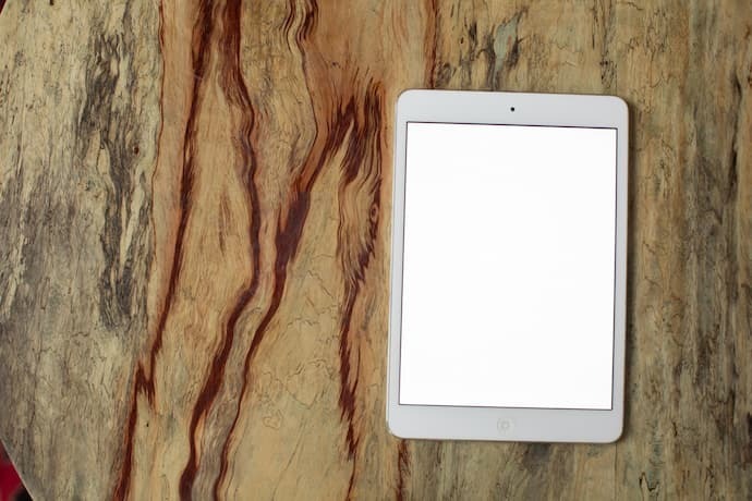iPad branco em fundo de madeira