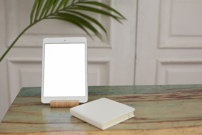 iPad em mesa de madeira