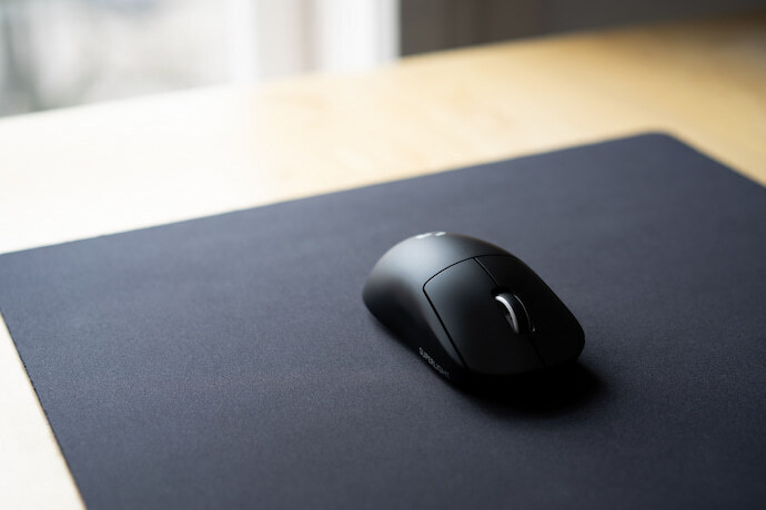 Mouse preto em cima de mousepad