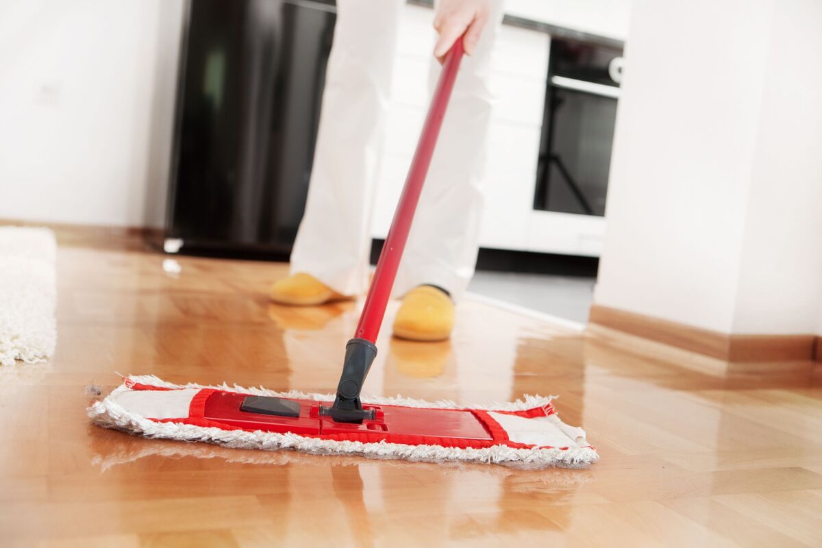 mulher limpando piso com resina epóxi