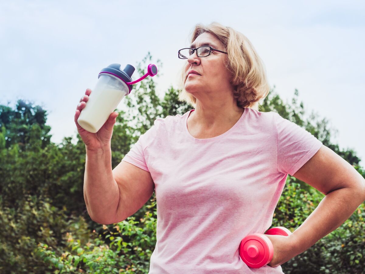 mulher tomando leite vegetal entre exercícios