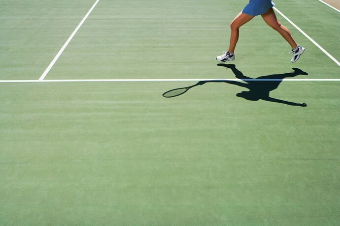 Pessoa jogando tênis