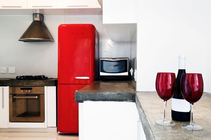 Geladeira vermelha em uma cozinha