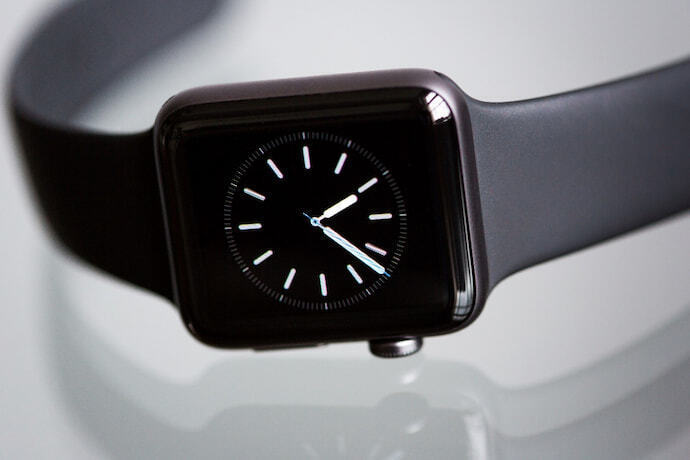 smartwatch preto e cinza