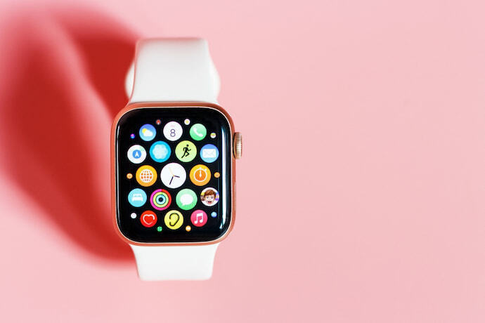 smartwatch rosa e fundo rosa